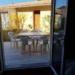 Prázdninový dům Maison Confortable A 33 M² Avec Terrasse Hourtin